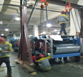 冠航手拉葫蘆和吊運機共同吊起大噸位機床